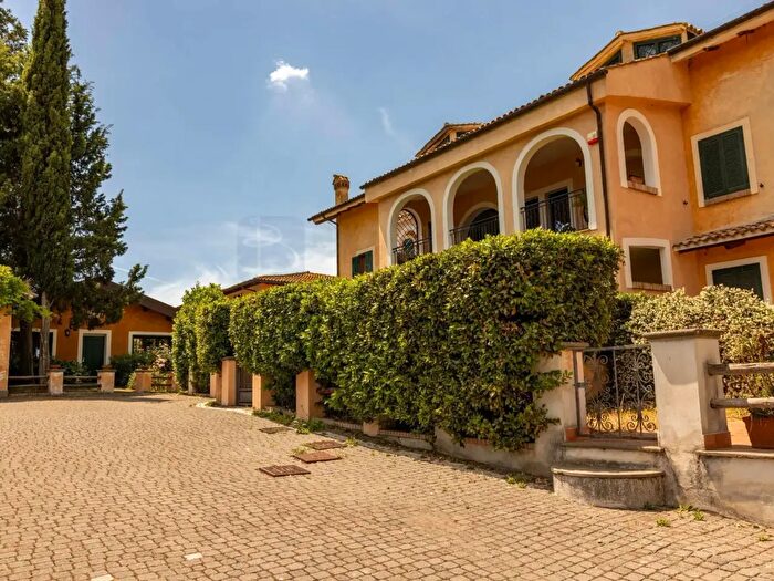 Appartamento con 6 locali in vendita in Via della Selciatella Snc, Nepi
