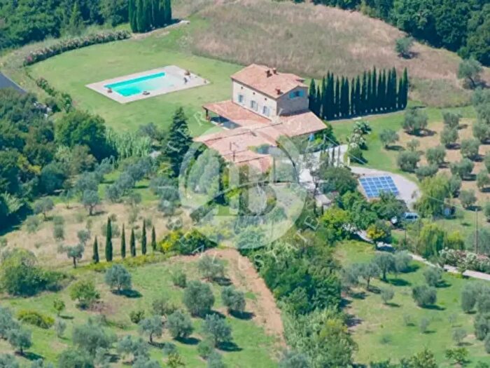 Casa con 6 locali in vendita in Castellina Marittima