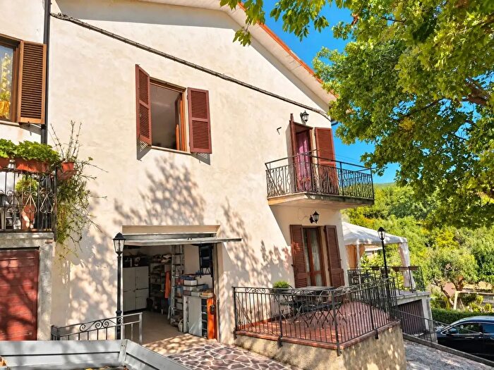 Casa con 8 locali in vendita in Pompagnano, Spoleto