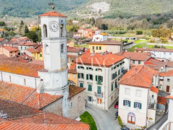 Appartamento con 6 locali in vendita in Arlo Barsotti, Lucca