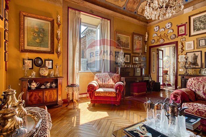 Appartamento con 6 locali in vendita in Corso Cavour, Novara