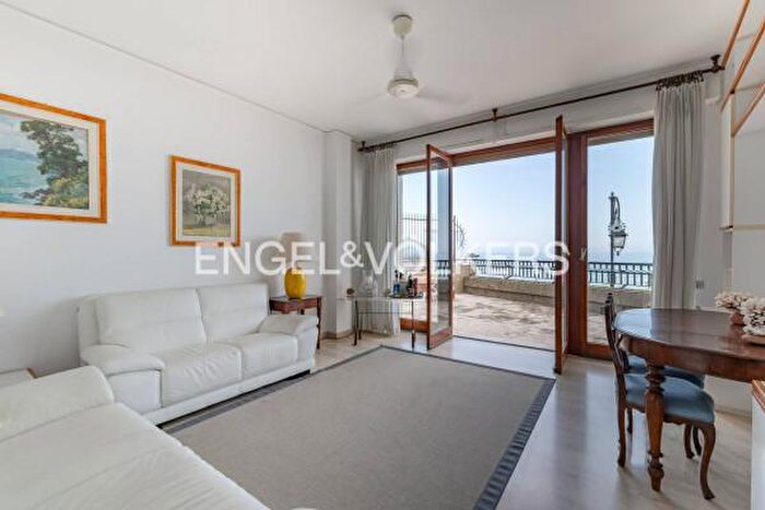 Appartamento con 6 locali in vendita in Passeggiata Luigi Cadorna, Alassio