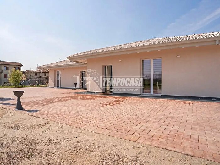 Casa con 5 locali in vendita in Via San Giovanni, Montichiari