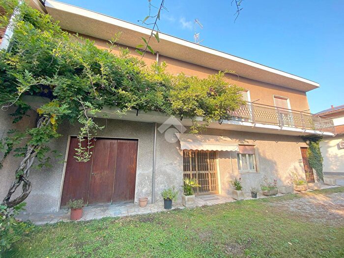 Casa quadrilocale in vendita in Via Roma, Samarate