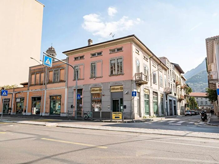 Casa con 5 locali in vendita in Viale Costituzione, Lecco