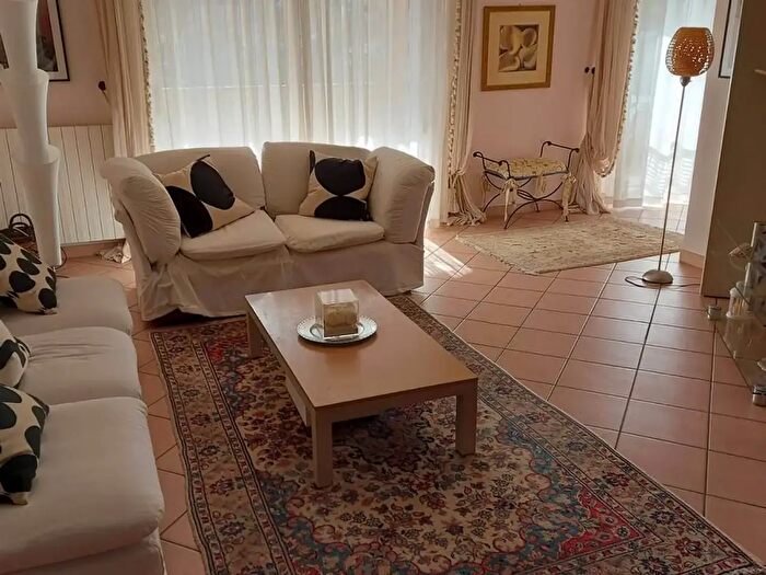 Appartamento con 5 locali in vendita in Camporosso