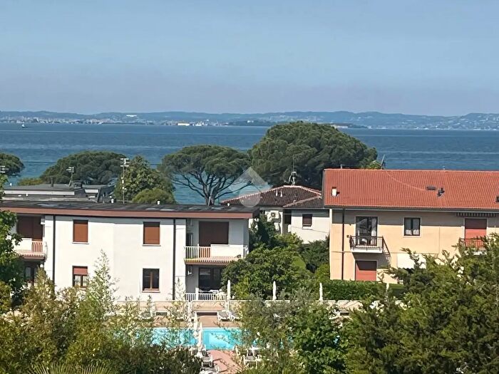 Appartamento trilocale in affitto in Via Rossini, Lazise