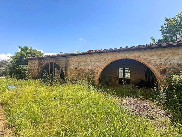 Casa con 8 locali in vendita in Scandicci