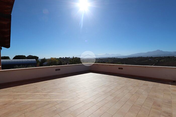 Casa con 6 locali in vendita in Contrada S Giovanni, Controguerra