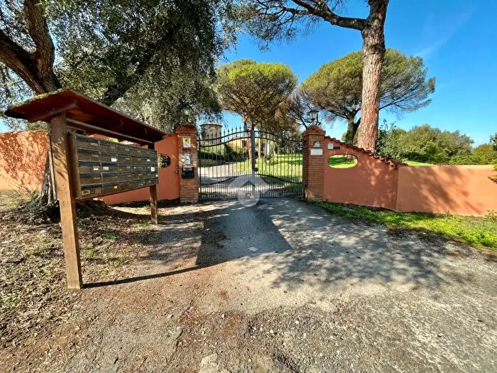 Appartamento bilocale in vendita in Via Sersale, Roma