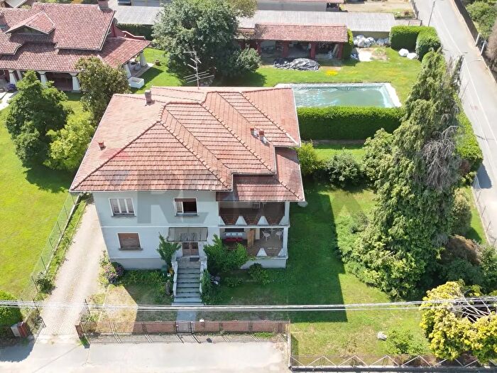 Casa con 10 locali in vendita in Via Adua, Cerrione