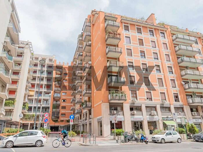 Appartamento con 5 locali in affitto in Via Emanuele Notarbartolo, Palermo