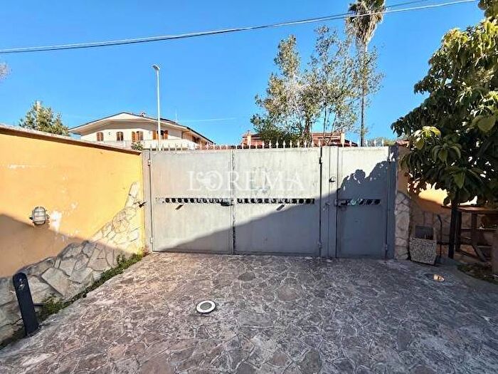 Appartamento trilocale in affitto in Via Merano, Infernetto, Roma