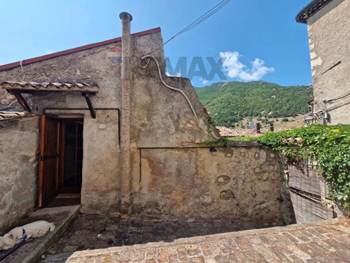 Casa trilocale in vendita in Villalago