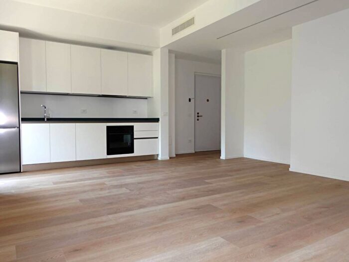 Appartamento trilocale in affitto in Via Francesco Carlini, Tripoli Soderini, Milano
