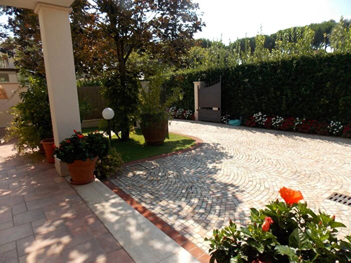 Casa con 14 locali in affitto in Via Canova, Forte Dei Marmi