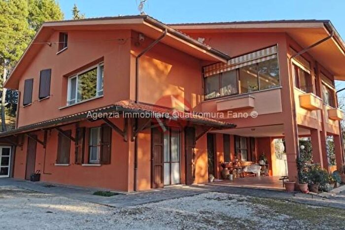 Casa con 6 locali in vendita in Strada delle Caminate, Fano