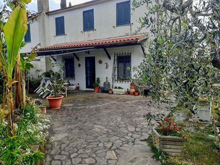 Casa con 8 locali in vendita in Gavorrano