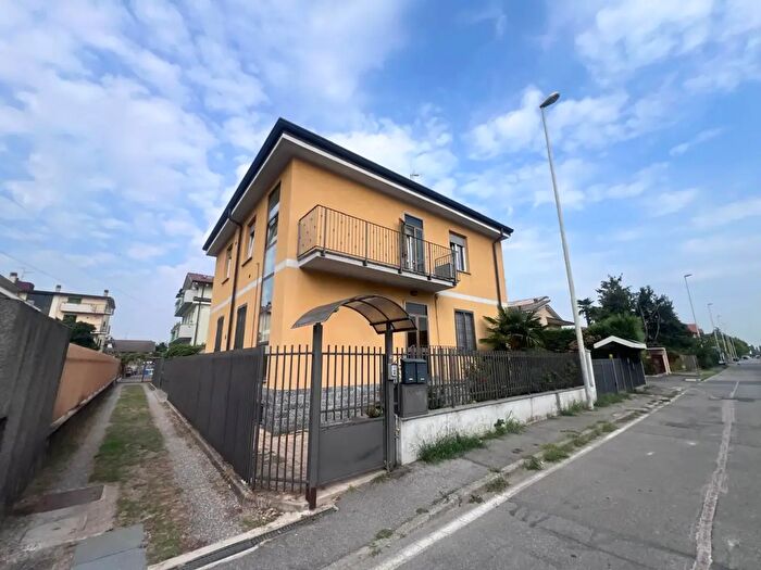 Appartamento trilocale in vendita in Via Adua, Cernusco Sul Naviglio