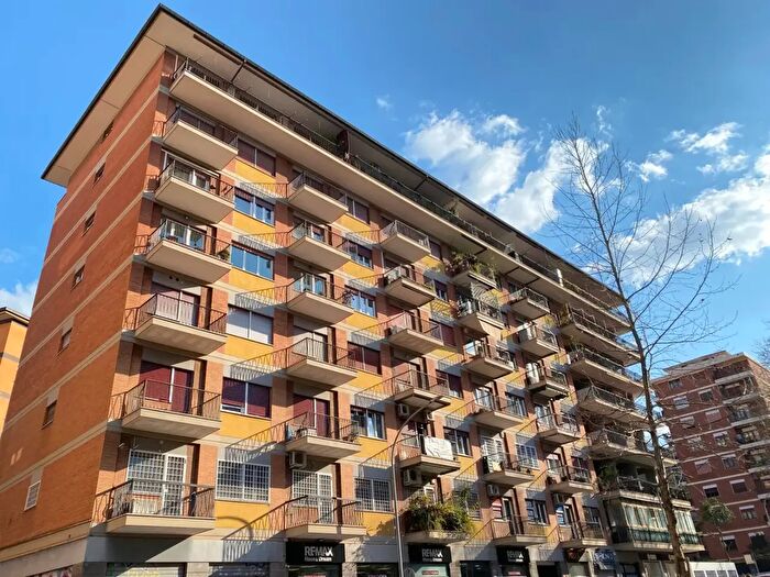 Appartamento trilocale in vendita in Viale Giulio Agricola, Roma