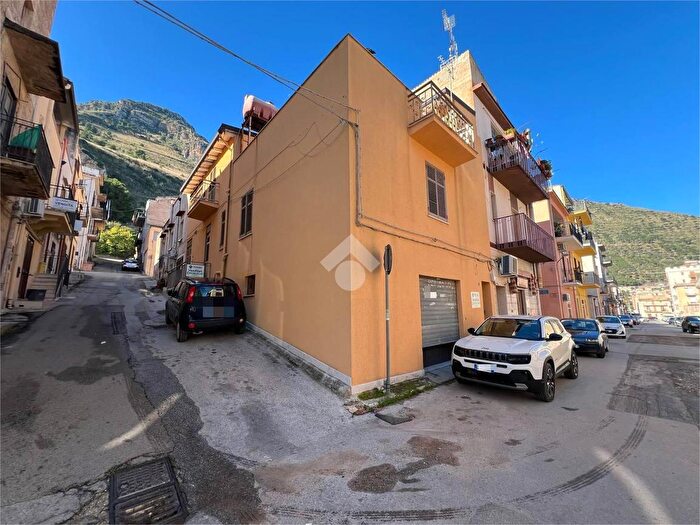 Casa con 11 locali in vendita in Via Margherita, Castellammare Del Golfo