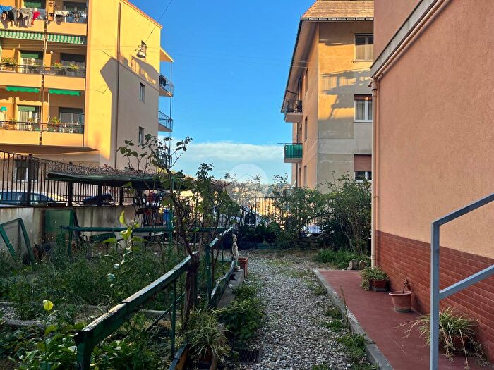 Appartamento quadrilocale in vendita in Via Enrico Hilyer Giglioli, Genova