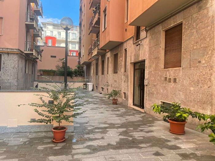 Appartamento trilocale in affitto in via Salasco, Bocconi, Milano