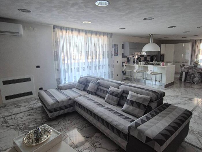 Appartamento con 6 locali in affitto in Via San Valentino, Striano