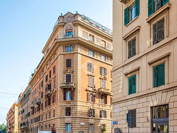Appartamento trilocale in vendita in Ad Crescenzio, Roma