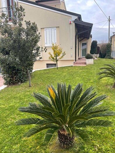 Casa con 10 locali in vendita in Adria