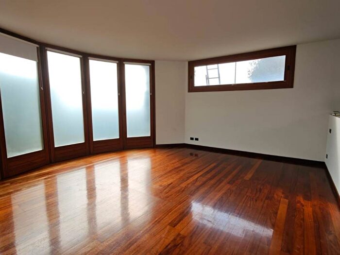 Appartamento trilocale in affitto in Via Como, Centro, Erba