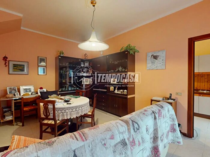 Appartamento trilocale in vendita in Via San Lorenzo, Lazzate