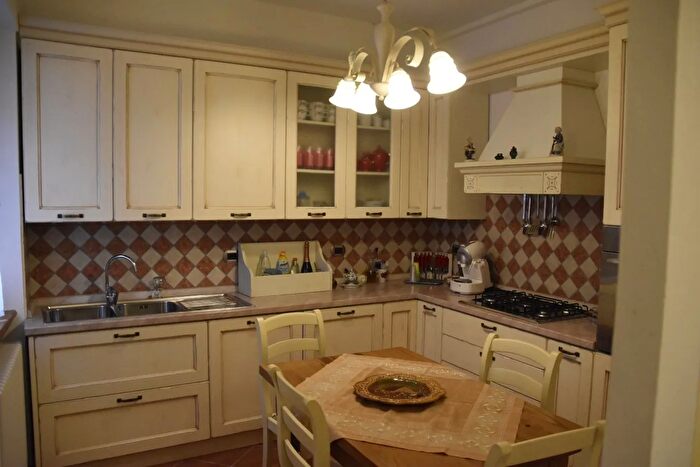 Casa con 10 locali in vendita in Stazzema