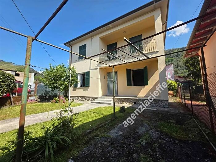 Casa con 6 locali in vendita in Massa