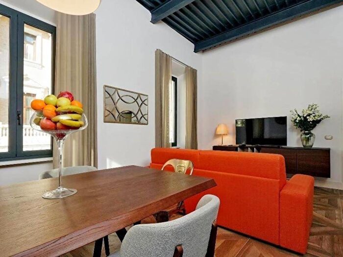 Appartamento trilocale in affitto in Via del Basilico, Barberini, Roma