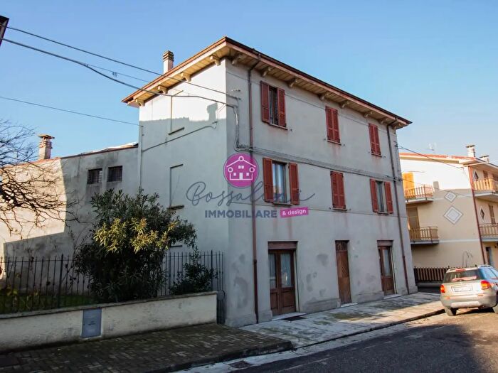 Casa con 7 locali in vendita in Agazzano