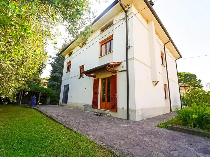 Casa con 10 locali in vendita in Via Dante Alighieri, Larciano