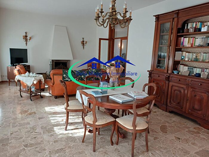 Casa con 10 locali in vendita in Livorno