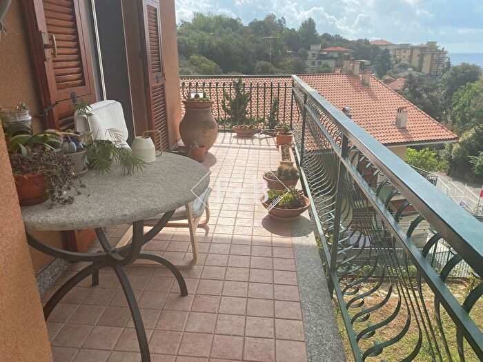 Appartamento quadrilocale in affitto in Via Papa Innocenzo IV, Castagnabuona, Varazze