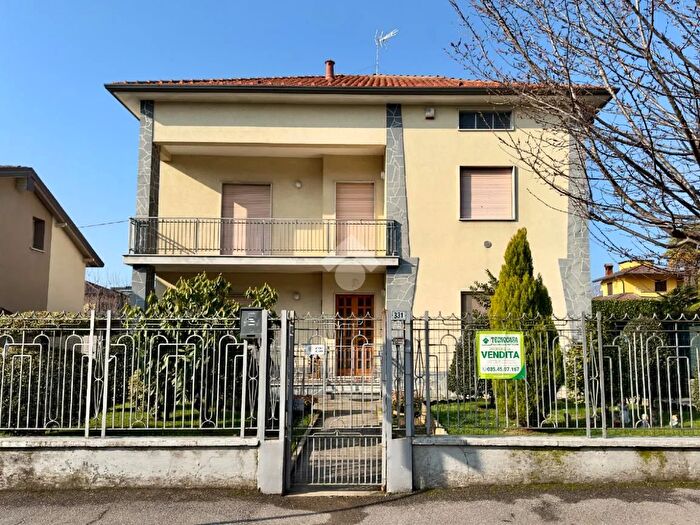 Casa con 6 locali in vendita in Viale dei Pioppi, Calusco DAdda