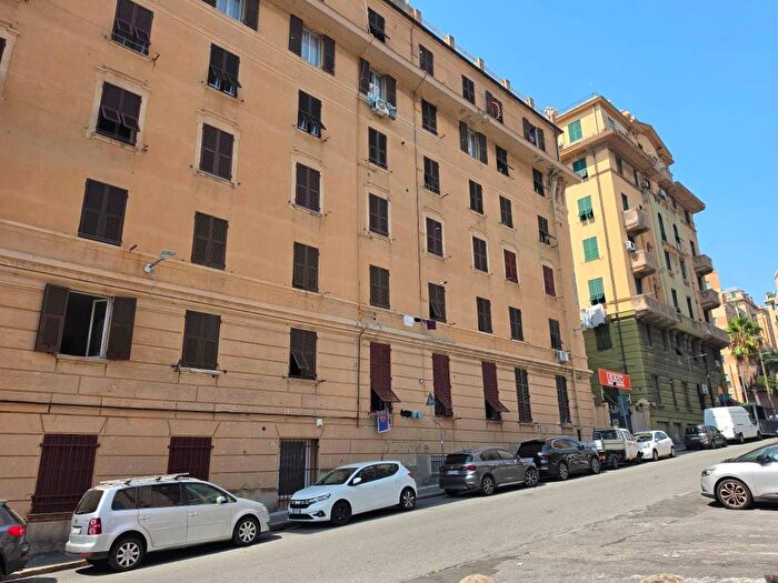 Appartamento con 5 locali in affitto in Via Vittorio Bottego, Sampierdarena, Genova