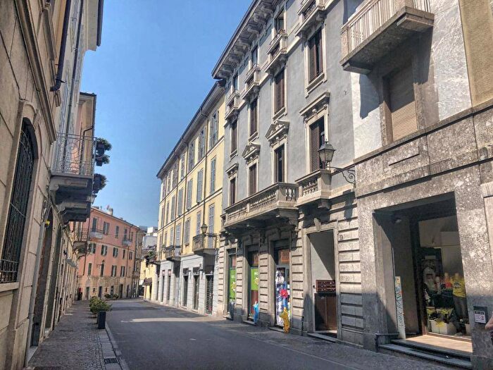 Appartamento bilocale in affitto in Via Carlo Cattaneo, Centro, Lecco