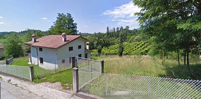 Casa con 8 locali in vendita in Monfumo