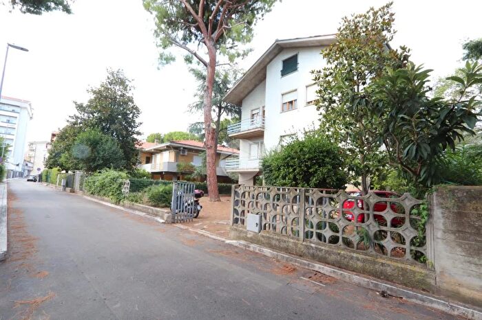 Casa con 10 locali in vendita in Via Virgilio, Tortoreto