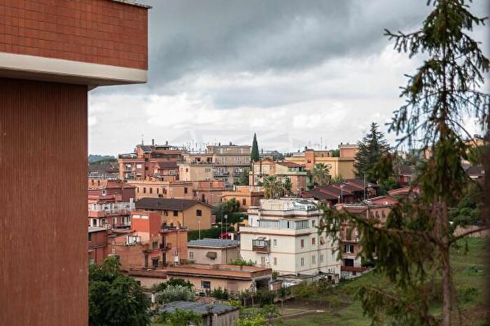 Appartamento trilocale in vendita in Via di Bravetta, Roma