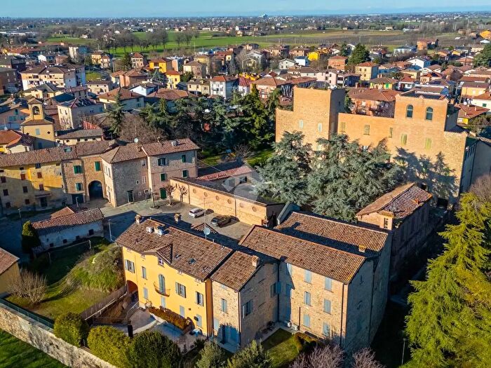 Casa quadrilocale in vendita in Piazza Castello, Scandiano