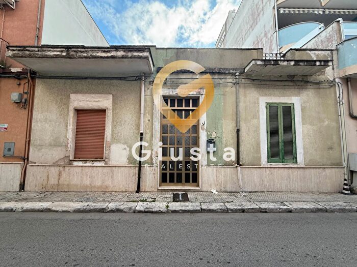 Casa con 6 locali in vendita in Via Adamello, Brindisi