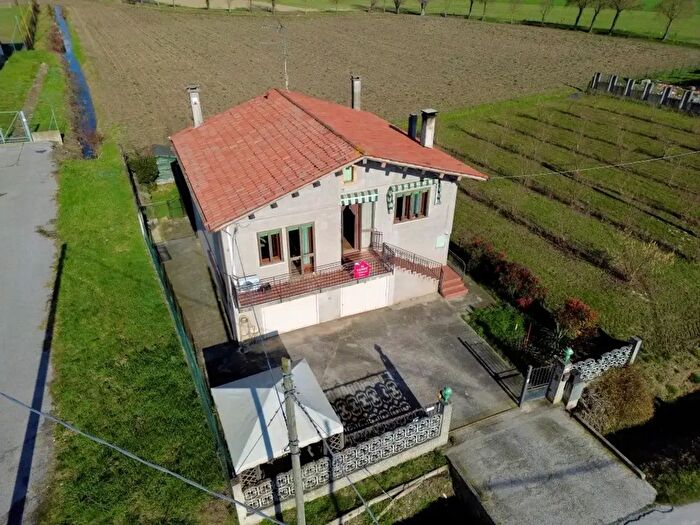 Casa trilocale in vendita in Via Finale, Villa Estense