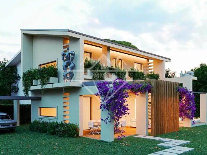 Casa con 7 locali in vendita in Forte Dei Marmi