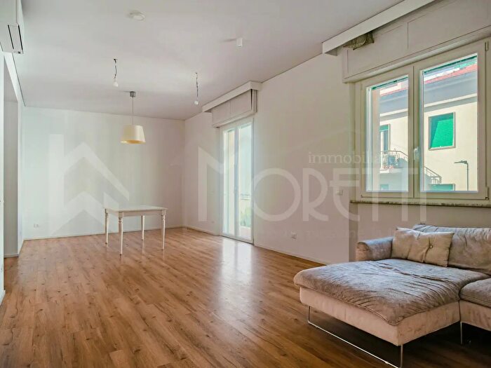 Appartamento con 5 locali in vendita in Via Costanzo Ebat, Livorno